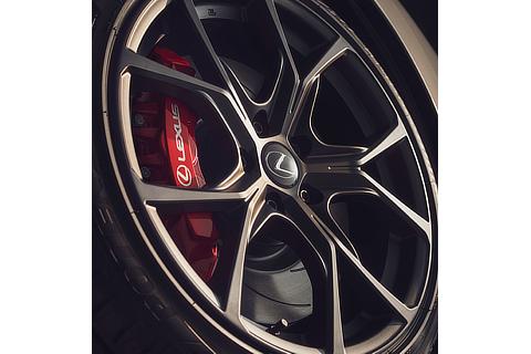 フロント対向6ポッドアルミ製キャリパー（brembo製）・φ380mmピラーフィン式ベンチレーテッドディスクブレーキ（高摩擦ブレーキパッド付）特別仕様車“Climax Edition”レッドブレーキキャリパー（フロントLEXUSロゴ）